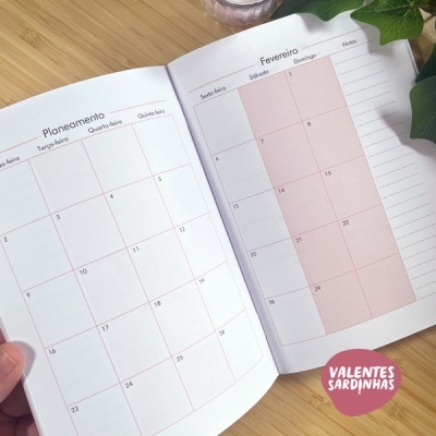 Planner aberto ao mês de Fevereiro com design limpo e tons claros