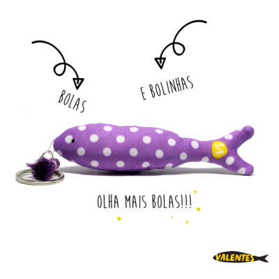 Chaveiro em forma de peixe roxo com bolinhas brancas e argola metálica