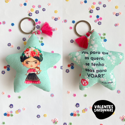 Porta-chaves em forma de estrela azul claro com imagem de Frida Kahlo e texto em português.