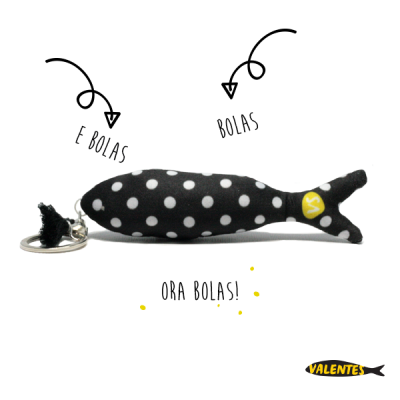 Chaveiro peixe preto com bolinhas brancas e etiqueta amarela YS