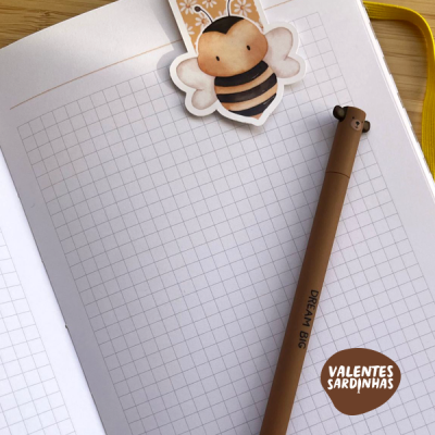 Caderno com folhas quadriculadas, marcador abelha, caneta castanha 'DREAM BIG' e logotipo VALENTES SARDINHAS