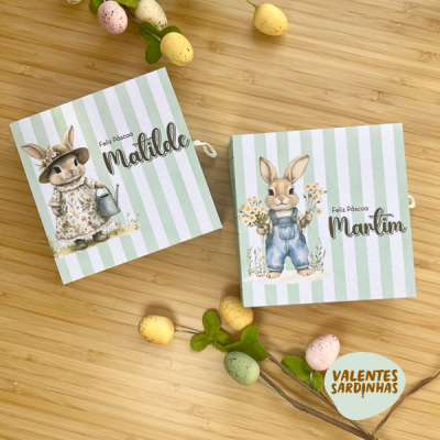 Cartões de Páscoa com coelhinhos e nomes Matilde e Martim sobre mesa de madeira com decoração de ovos