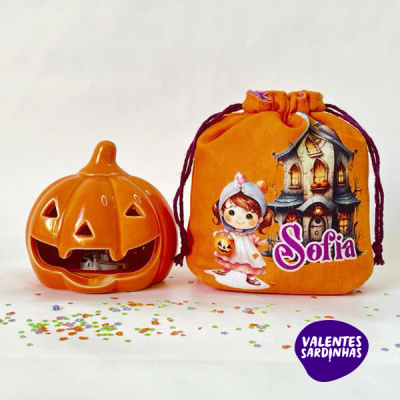 Lanterna abóbora em cerâmica e saco laranja com personagem e nome Sofia para Halloween.