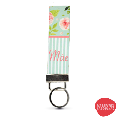 Porta-chaves com tecido estampado em azul, rosa e verde com a palavra 
