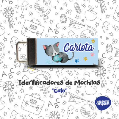 Identificador de mochila com desenho de gato e texto Carlota sobre fundo azul claro