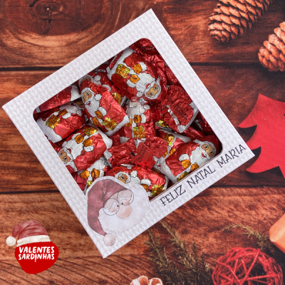 Caixa de bombons de Natal com papel vermelho e ilustração de Pai Natal