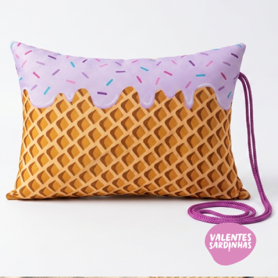 Almofada retangular com padrão de waffle e cobertura lilás com granulados coloridos