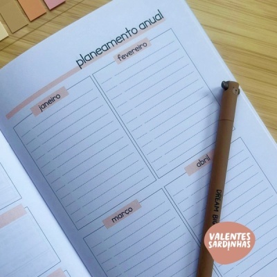 Página de agenda de planeamento anual com caneta castanha e logótipo Valentes Sardinhas