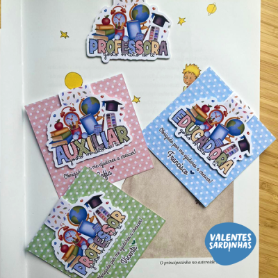 Três cartões coloridos com títulos relacionados a profissões escolares e padrão de bolinhas.