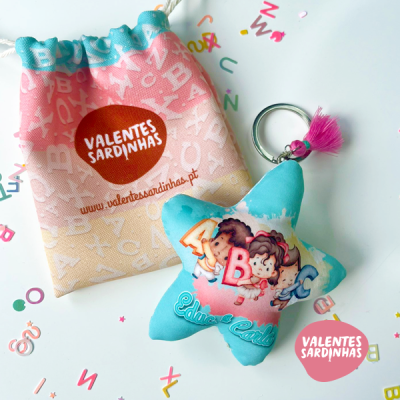Porta-chaves em estrela azul claro com crianças e letras, saco rosa e azul com padrão de letras e texto Valentes Sardinhas