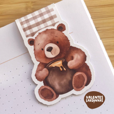 Adesivo de urso castanho com pote de mel, padrão xadrez e texto 'VALENTES SARDINHAS'