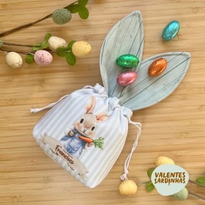 Saco de tecido com desenho de coelho e ovos de chocolate coloridos
