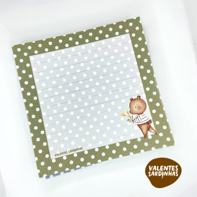 Bloco de notas com padrão de bolinhas verdes e ilustração de urso