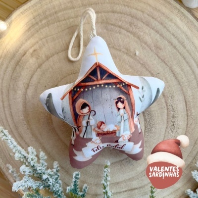 estrela de tecido com desenho da Natividade e cordão branco