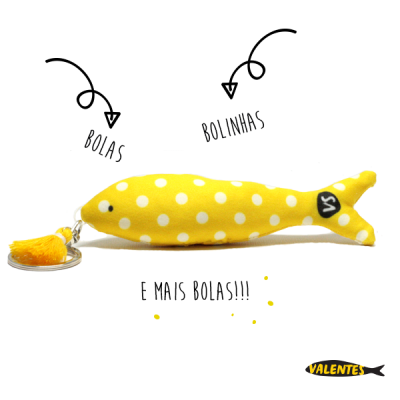 Chaveiro amarelo com bolinhas brancas em forma de peixe com tassel e texto manuscrito
