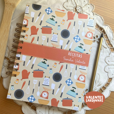 Caderno de receitas com padrão de utensílios de cozinha e texto na faixa vermelha