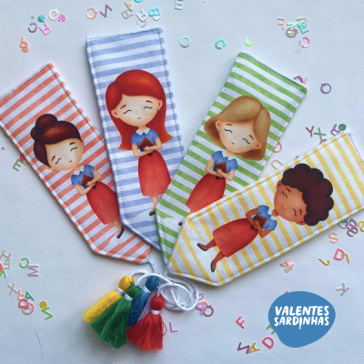 Quatro capas lisas com personagens femininas e pompons coloridos sobre fundo claro com letras coloridas