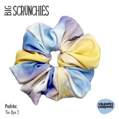 Scrunchie grande tie-dye em tons pastel azul, amarelo, lilás e branco com etiqueta 'VALENTES SARDINHAS'