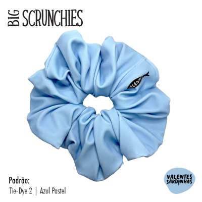 Scrunchie tecido azul pastel com padrão Tie-Dye e etiqueta VALENTES