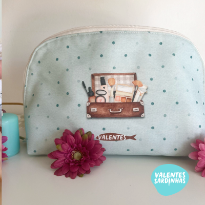 Bolsa de maquilhagem azul clara com padrão de pontos verdes e ilustração de estojo de maquilhagem