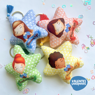 Chaveiros estrela com desenhos de crianças e nomes em fundo branco com confetes