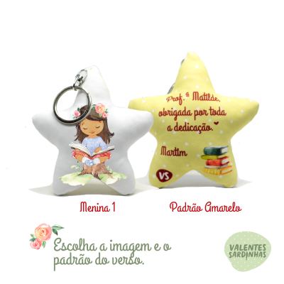Dois chaveiros em forma de estrela, um com imagem de menina a ler e outro com texto de agradecimento para professora e desenho de livros