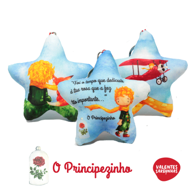 Almofadas em forma de estrela com ilustrações do Principezinho e texto decorativo.