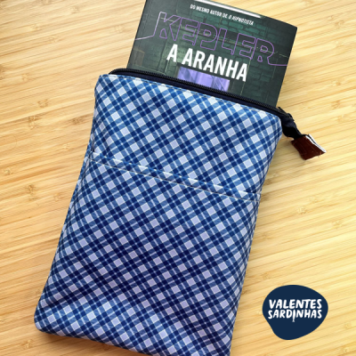 Bolsa xadrez azul com livro 'KEPLER A ARANHA' em bolso aberto