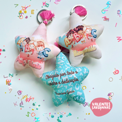 Três porta-chaves de pelúcia em formato de estrela com padrões infantis coloridos