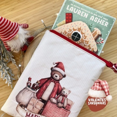 Bolsa natalícia branca com ursinhos e livro verde de Lauren Asher.