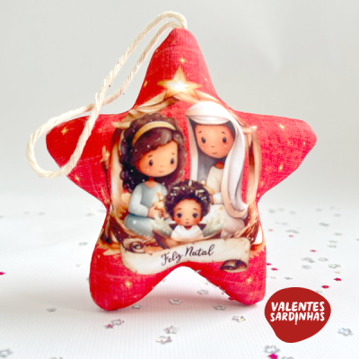 Enfeite de Natal em forma de estrela vermelha com imagem da Sagrada Família e texto Feliz Natal