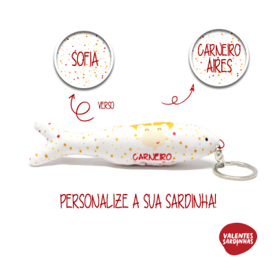 Chaveiro sardinha branca com pintas laranja e amarelas e texto vermelho personalizável.