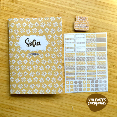 Agenda floral castanha com nome Sofia, autocolantes temáticos e dado para planeamento