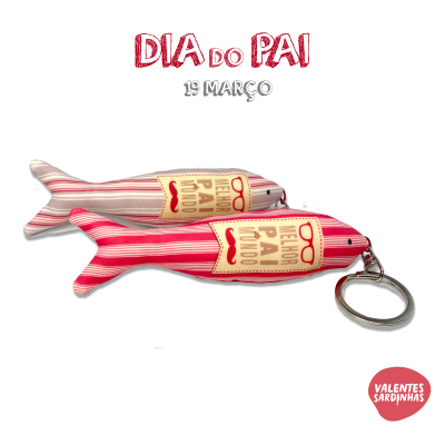 Dois porta-chaves em forma de sardinha com etiquetas e texto sobre Dia do Pai