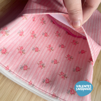 Tecido rosa às riscas com flores pequenas e etiqueta azul VALENTES SARDINHAS