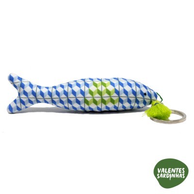 Brinquedo peixe padrão azul e branco com argola e pompom amarelo.