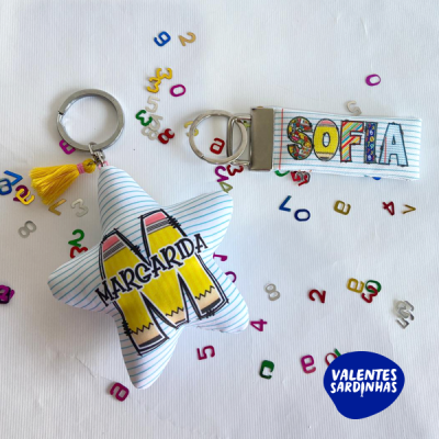 Porta-chaves de tecido com nomes Margarida e Sofia, um em formato de estrela e outro em fita com desenho de lápis e riscas azuis