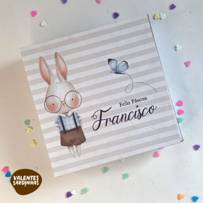 Caixa de Páscoa com coelho ilustrado, borboleta e texto personalizado Francisco