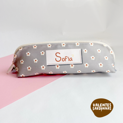 Estojo cinzento com flores brancas e etiqueta com o nome Sofia