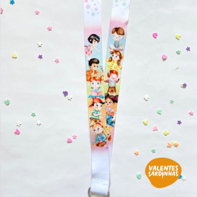 Fita de tecido branca com ilustrações coloridas de crianças e confetes coloridos de fundo