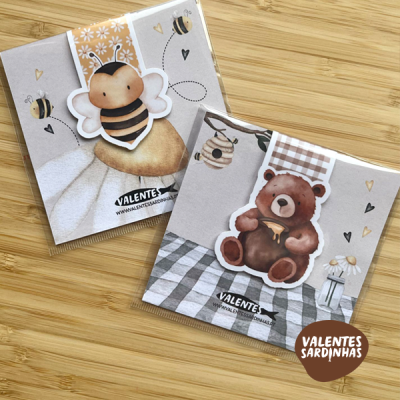 Cartões com ilustrações de ursinho e abelha em tons suaves com logo VALENTES SARDINHAS
