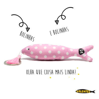 Peixe rosa com bolinhas brancas em tecido com etiqueta 'VS' na cauda e fundo branco com texto