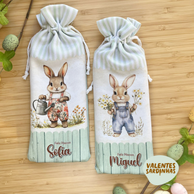 Sacolas de tecido com ilustrações de coelhos e texto Feliz Páscoa Sofia e Miguel
