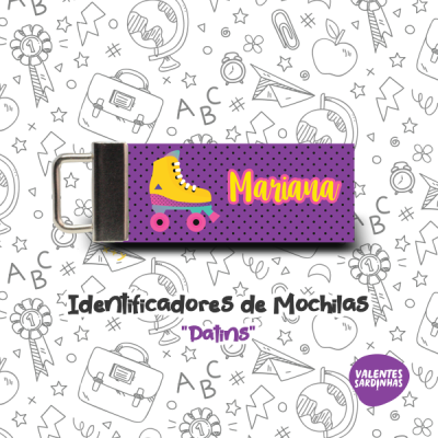 Etiqueta identificadora de mochila roxa com nome Mariana e patim amarelo, fundo branco com desenhos escolares