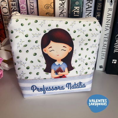 Bolsa em tecido com ilustração de menina e texto 'Professora Natália'