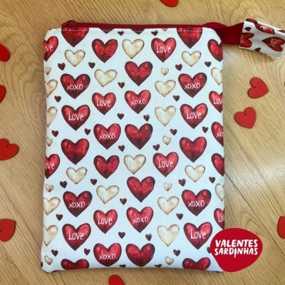 Bolsa branca com corações vermelhos e creme e textos Love e XOXO.
