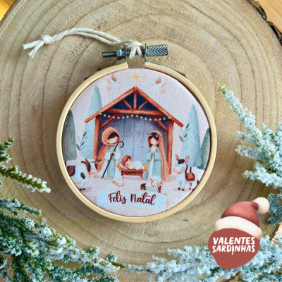 Ornamento de Natal com presépio bordado em bastidor de madeira