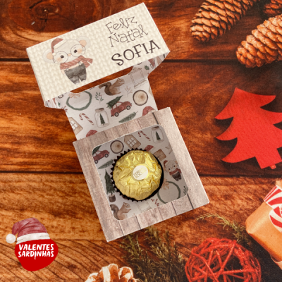 Caixa de presente de Natal com bombom Ferrero Rocher e decoração natalícia