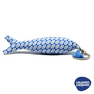 Chaveiro sardinha azul e branca com pompom azul e argola metálica