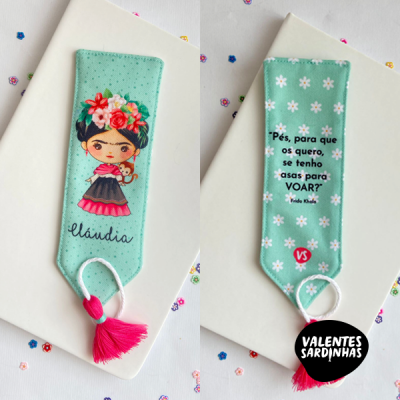 Marcador de livros tecido verde com personagem e texto em português